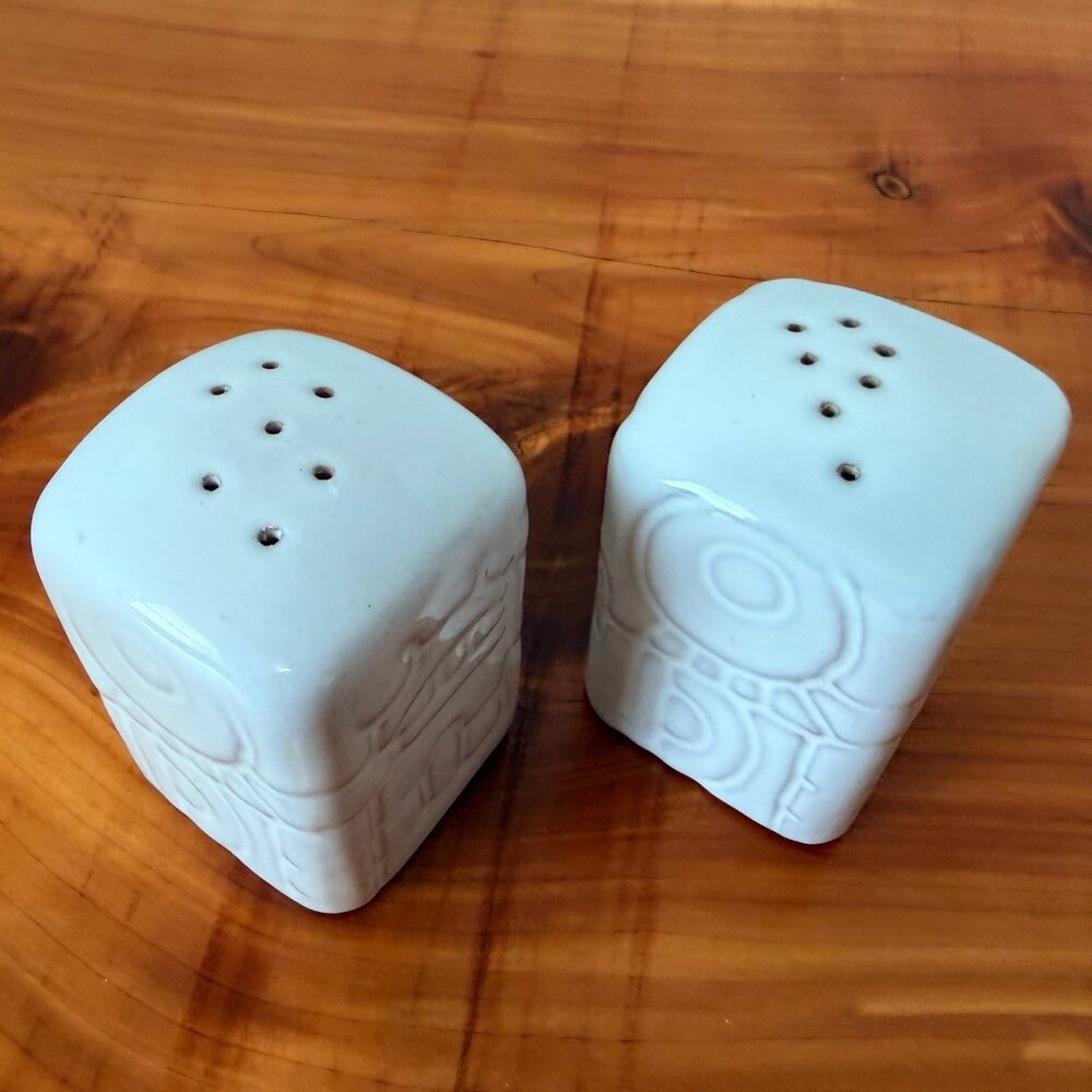 Frankoma Pottery, Set of 2 Aztec Salt & Pepper Shakers - Picture 2 of 6